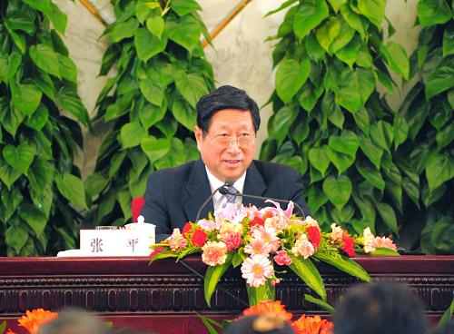 3月6日,十一屆全國人大二次會議舉行記者會,國家發(fā)展和改革委員會主任張平、財政部部長謝旭人、中國人民銀行行長周小川就應(yīng)對國際金融危機(jī)、保持經(jīng)濟(jì)平穩(wěn)較快發(fā)展答記者問。這是發(fā)改委主任張平在記者會上。 新華社記者章磊攝