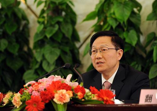 3月6日,十一屆全國人大二次會議舉行記者會,國家發(fā)展和改革委員會主任張平、財政部部長謝旭人、中國人民銀行行長周小川就應(yīng)對國際金融危機(jī)、保持經(jīng)濟(jì)平穩(wěn)較快發(fā)展答記者問。這是財政部部長謝旭人在回答記者提問。新華社記者 饒愛民 攝
