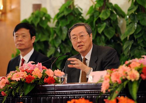 3月6日,十一屆全國人大二次會議舉行記者會,國家發(fā)展和改革委員會主任張平、財政部部長謝旭人、中國人民銀行行長周小川就應(yīng)對國際金融危機(jī)、保持經(jīng)濟(jì)平穩(wěn)較快發(fā)展答記者問。這是中國人民銀行行長周小川在回答記者提問。新華社記者 饒愛民 攝