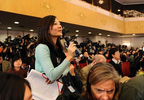 3月6日,十一屆全國人大二次會議舉行記者會,國家發(fā)展和改革委員會主任張平、財政部部長謝旭人、中國人民銀行行長周小川就應(yīng)對國際金融危機(jī)、保持經(jīng)濟(jì)平穩(wěn)較快發(fā)展答記者問。這是一名香港記者在提問。新華社記者 饒愛民 攝