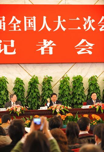 3月6日,十一屆全國人大二次會議舉行記者會,國家發(fā)展和改革委員會主任張平、財政部部長謝旭人、中國人民銀行行長周小川就應(yīng)對國際金融危機(jī)、保持經(jīng)濟(jì)平穩(wěn)較快發(fā)展答記者問。 新華社記者樊如鈞攝