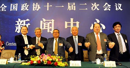 3月10日,全國政協(xié)十一屆二次會議在梅地亞兩會新聞中心舉行港澳委員集體采訪活動,主題是“港澳委員談如何應(yīng)對全球金融危機(jī)”。蔡冠深、李家祥、陳永棋、顏延齡、張華峰、許健康等六位委員出席并回答記者提問。新華社記者謝環(huán)馳攝
