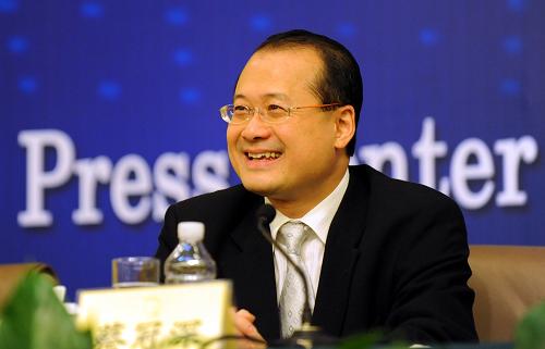 3月10日,全國政協(xié)十一屆二次會議在梅地亞兩會新聞中心舉行港澳委員集體采訪活動,主題是“港澳委員談如何應(yīng)對全球金融危機(jī)”。陳永棋、李家祥、張華峰、蔡冠深、許健康、顏延齡等六位委員出席并回答記者提問。這是蔡冠深在回答記者提問。 新華社記者謝環(huán)馳攝
