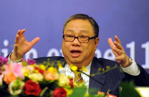 3月10日,全國政協(xié)十一屆二次會議在梅地亞兩會新聞中心舉行港澳委員集體采訪活動,主題是“港澳委員談如何應(yīng)對全球金融危機(jī)”。陳永棋、李家祥、張華峰、蔡冠深、許健康、顏延齡等六位委員出席并回答記者提問。這是陳永棋在回答記者提問。 新華社記者謝環(huán)馳攝