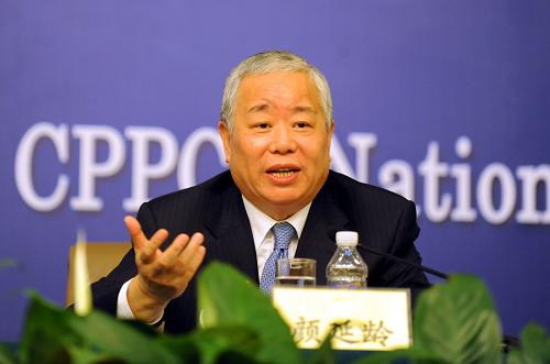3月10日,全國政協(xié)十一屆二次會議在梅地亞兩會新聞中心舉行港澳委員集體采訪活動,主題是“港澳委員談如何應(yīng)對全球金融危機(jī)”。陳永棋、李家祥、張華峰、蔡冠深、許健康、顏延齡等六位委員出席并回答記者提問。這是顏延齡在回答記者提問。 新華社記者謝環(huán)馳攝