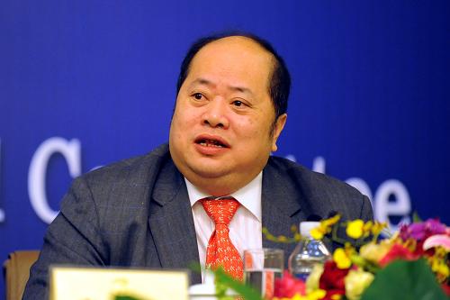 3月10日,全國政協(xié)十一屆二次會議在梅地亞兩會新聞中心舉行港澳委員集體采訪活動,主題是“港澳委員談如何應(yīng)對全球金融危機(jī)”。陳永棋、李家祥、張華峰、蔡冠深、許健康、顏延齡等六位委員出席并回答記者提問。這是張華峰在回答記者提問。 新華社記者謝環(huán)馳攝