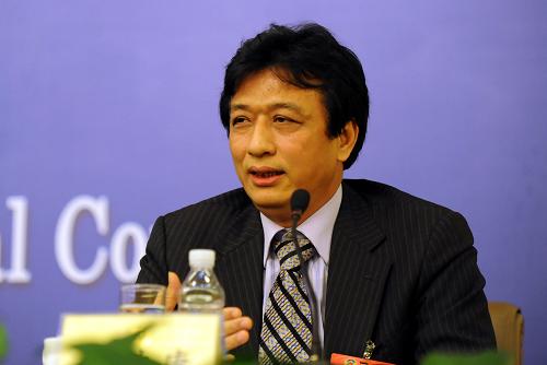 3月10日,全國政協(xié)十一屆二次會議在梅地亞兩會新聞中心舉行港澳委員集體采訪活動,主題是“港澳委員談如何應(yīng)對全球金融危機(jī)”。陳永棋、李家祥、張華峰、蔡冠深、許健康、顏延齡等六位委員出席并回答記者提問。這是許健康在回答記者提問。 新華社記者謝環(huán)馳攝
