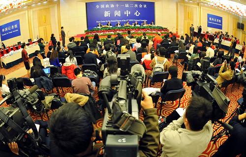 3月10日,全國政協(xié)十一屆二次會議在梅地亞兩會新聞中心舉行港澳委員集體采訪活動,主題是“港澳委員談如何應(yīng)對全球金融危機(jī)”。陳永棋、李家祥、張華峰、蔡冠深、許健康、顏延齡等六位委員出席并回答記者提問。 新華社記者謝環(huán)馳攝