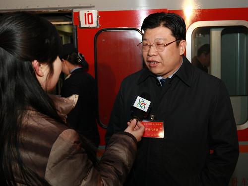 3月2日6時(shí)許,出席十一屆全國人大二次會(huì)議的河南代表團(tuán)乘坐K180次列車抵達(dá)北京西站。這是全國人大代表張廣智在站臺(tái)上接受記者采訪。 新華社記者 龐興雷 攝