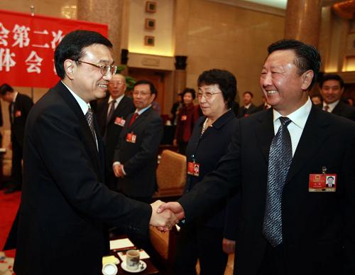 3月6日,中共中央政治局常委、國(guó)務(wù)院副總理李克強(qiáng)參加十一屆全國(guó)人大二次會(huì)議遼寧代表團(tuán)的審議。 新華社記者鞠鵬攝