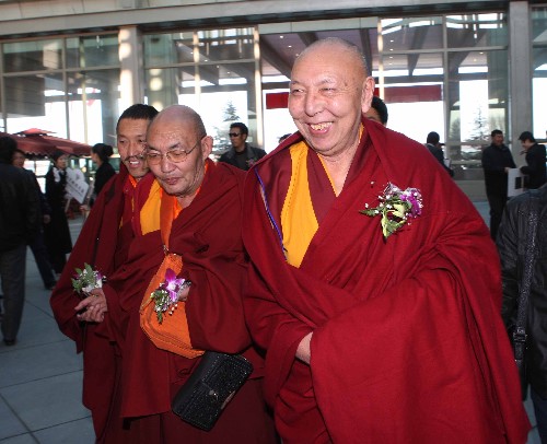 3月1日,西藏自治區(qū)出席全國政協(xié)十一屆二次會議的全國政協(xié)委員抵達(dá)北京。 新華社記者 劉衛(wèi)兵 攝