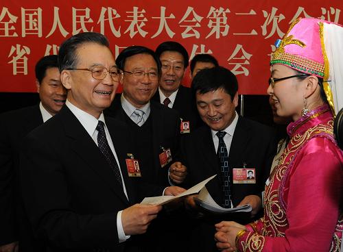 3月6日,中共中央政治局常委、國務(wù)院總理溫家寶參加十一屆全國人大二次會議甘肅代表團(tuán)的審議,聽取代表們的意見建議。 新華社記者李學(xué)仁攝