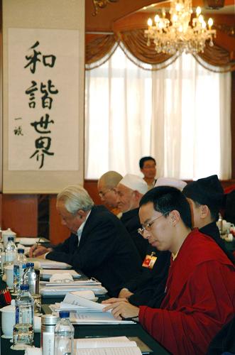 3月10日,全國政協(xié)委員、十一世班禪額爾德尼·確吉杰布(前)在閱讀報(bào)告。當(dāng)日,在政協(xié)宗教界別小組的討論會(huì)上,全國政協(xié)委員、十一世班禪額爾德尼·確吉杰布表示“做黨和國家信任、人民群眾信任的政協(xié)委員”。