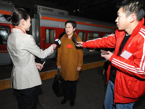 3月2日晨,來(lái)自河南省的全國(guó)人大代表乘坐K180次列車(chē)抵達(dá)北京西客站,成為首批抵京參加十一屆全國(guó)人大三次會(huì)議的京外代表。這是毛杰代表接受采訪。新華社記者 朱祥 攝