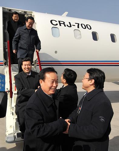3月2日,出席十一屆全國(guó)人大三次會(huì)議的寧夏代表團(tuán)抵達(dá)北京。新華社記者 劉泉龍 攝
