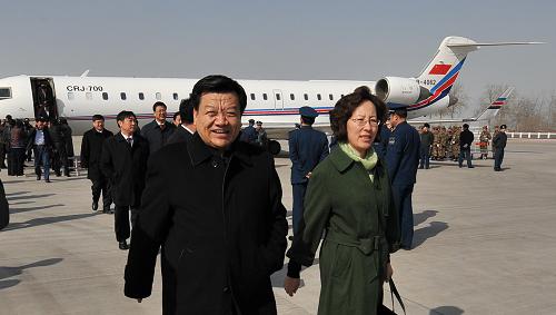 3月2日,出席十一屆全國(guó)人大三次會(huì)議的寧夏代表團(tuán)抵達(dá)北京。新華社記者 劉泉龍 攝