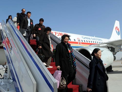 3月2日,出席十一屆全國(guó)人大三次會(huì)議的陜西代表團(tuán)抵達(dá)北京。新華社記者 楊宗友 攝