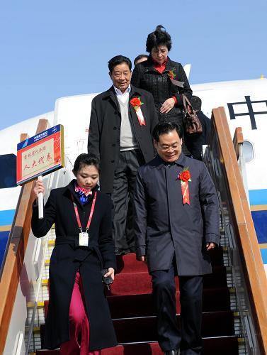 3月2日,出席十一屆全國(guó)人大三次會(huì)議的吉林省代表團(tuán)抵達(dá)北京。新華社記者 楊宗友 攝