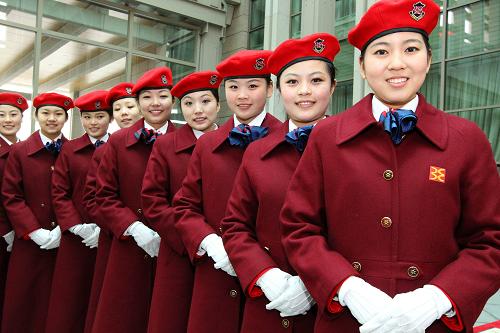 3月1日,來(lái)自北京會(huì)議中心的禮儀小姐在北京首都國(guó)際機(jī)場(chǎng)等候迎接抵京出席全國(guó)政協(xié)十一屆三次會(huì)議的全國(guó)政協(xié)委員。她們熱情的服務(wù),燦爛的笑臉成為機(jī)場(chǎng)一道亮麗的迎賓風(fēng)景線(xiàn)。 新華社記者 謝環(huán)馳 攝