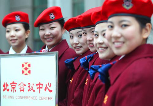 3月1日,來(lái)自北京會(huì)議中心的禮儀小姐在北京首都國(guó)際機(jī)場(chǎng)等候迎接抵京出席全國(guó)政協(xié)十一屆三次會(huì)議的全國(guó)政協(xié)委員。她們熱情的服務(wù),燦爛的笑臉成為機(jī)場(chǎng)一道亮麗的迎賓風(fēng)景線(xiàn)。新華社記者 謝環(huán)馳 攝