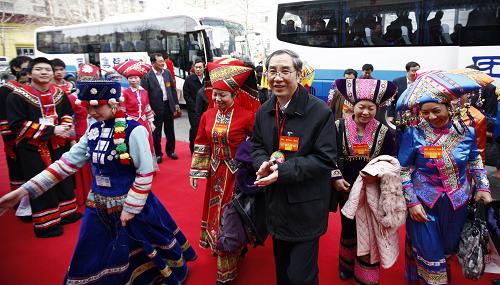3月2日,出席十一屆全國人大三次會議的廣西代表團代表抵達(dá)駐地北京廣西大廈。新華社記者 費茂華 攝