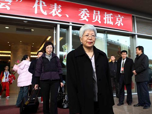 3月2日,來自澳門出席十一屆全國人大三次會議的全國人大代表抵達(dá)北京首都國際機場。 新華社記者 劉衛(wèi)兵 攝