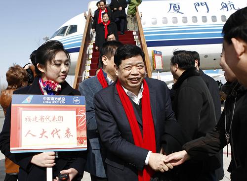 3月2日,出席十一屆全國人大三次會議的福建代表團抵達(dá)北京。新華社記者 費茂華 攝