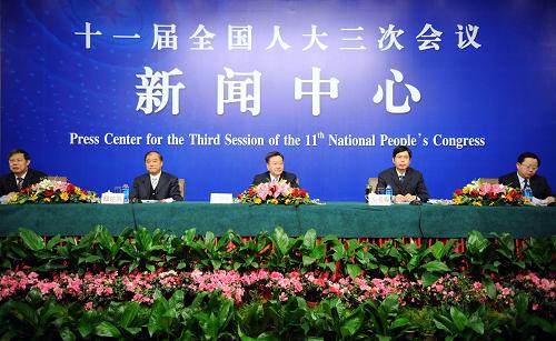 3月13日,十一屆全國人大三次會議新聞中心舉行主題為“搞活流通和促進消費”的集體采訪。商務(wù)部副部長姜增偉,商務(wù)部部長助理房愛卿,商務(wù)部商貿(mào)服務(wù)司司長邸建凱,商務(wù)部市場建設(shè)司司長常曉村出席集體采訪并回答記者提問。 新華社記者 馬研 攝