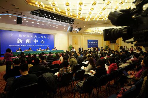 3月13日,十一屆全國人大三次會議新聞中心舉行主題為“搞活流通和促進消費”的集體采訪。商務(wù)部副部長姜增偉,商務(wù)部部長助理房愛卿,商務(wù)部商貿(mào)服務(wù)司司長邸建凱,商務(wù)部市場建設(shè)司司長常曉村出席集體采訪并回答記者提問。新華社記者 馬研 攝