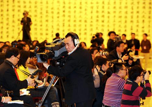 3月2日,全國政協(xié)十一屆三次會議新聞發(fā)布會在北京人民大會堂舉行。大會發(fā)言人趙啟正介紹會議有關情況并回答中外記者提問。這是一名攝像記者在新聞發(fā)布會上拍攝采訪的同行。新華社記者 李紫恒 攝