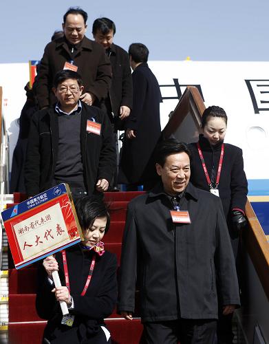 3月2日,出席十一屆全國人大三次會議的湖南代表團抵達(dá)北京。新華社記者 費茂華 攝