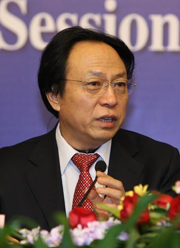 3月7日,全國政協(xié)十一屆三次會議在兩會新聞中心舉行以“政協(xié)委員談醫(yī)改”為主題的集體采訪活動。高春芳、吳以嶺、董協(xié)良、呂愛平、溫建民等5位委員出席并回答記者提問。 這是吳以嶺委員在回答記者的提問。 新華社記者 袁滿 攝