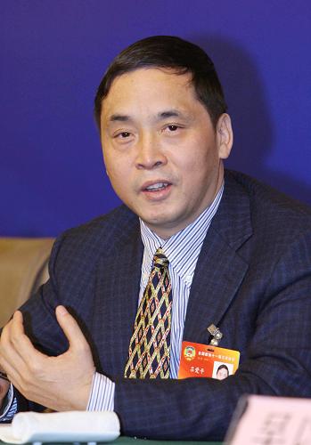 這是呂愛平委員在回答記者的提問。 新華社記者 袁滿 攝