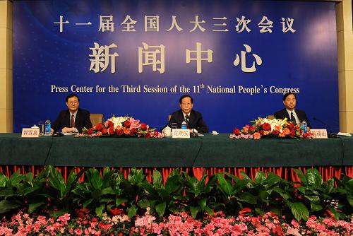 農(nóng)業(yè)部有關(guān)負(fù)責(zé)人接受中外記者集體采訪 3月10日,十一屆全國人大三次會議新聞中心在梅地亞中心多功能廳舉行主題為“繼續(xù)保持農(nóng)業(yè)農(nóng)村經(jīng)濟(jì)持續(xù)穩(wěn)定發(fā)展”的集體采訪。農(nóng)業(yè)部副部長危朝安,農(nóng)業(yè)部總經(jīng)濟(jì)師、辦公廳主任陳萌山出席并回答記者提問。 新華社記者 李紫恒攝
