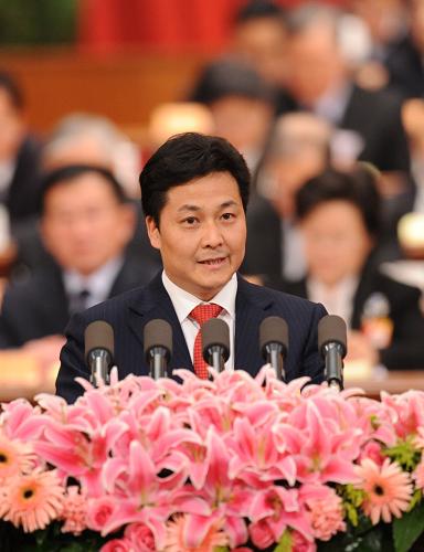 3月10日,全國政協(xié)十一屆三次會議在北京人民大會堂舉行第四次全體會議。這是朱奕龍委員作《發(fā)揮僑務(wù)工作優(yōu)勢 促進少數(shù)民族地區(qū)穩(wěn)定和諧發(fā)展》的發(fā)言。 新華社記者 黃敬文 攝