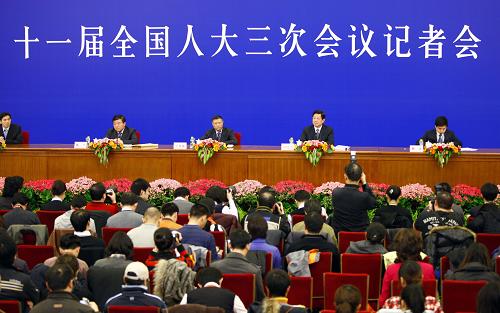 十一屆全國(guó)人大三次會(huì)議舉行記者會(huì) 3月8日,十一屆全國(guó)人大三次會(huì)議在北京人民大會(huì)堂舉行記者會(huì),住房和城鄉(xiāng)建設(shè)部部長(zhǎng)姜偉新、衛(wèi)生部部長(zhǎng)陳竺、人力資源和社會(huì)保障部副部長(zhǎng)胡曉義就保障和改善民生問題答記者問。 新華社記者陳建力攝