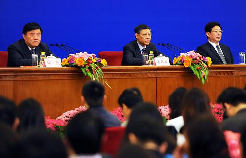3月8日,十一屆全國(guó)人大三次會(huì)議在北京人民大會(huì)堂舉行記者會(huì),住房和城鄉(xiāng)建設(shè)部部長(zhǎng)姜偉新、衛(wèi)生部部長(zhǎng)陳竺、人力資源和社會(huì)保障部副部長(zhǎng)胡曉義就保障和改善民生問題答記者問。 這是姜偉新(中)在回答記者提問。 新華社記者李紫恒攝