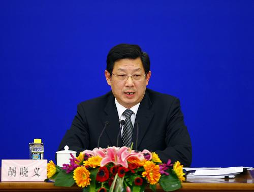 這是胡曉義在回答記者提問。 新華社記者陳建力攝