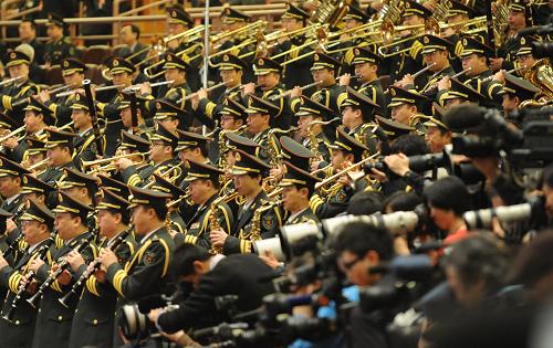 3月14日,第十一屆全國(guó)人民代表大會(huì)第三次會(huì)議在北京人民大會(huì)堂舉行閉幕會(huì)。這是軍樂(lè)團(tuán)在演奏。 新華社記者 楊宗友 攝