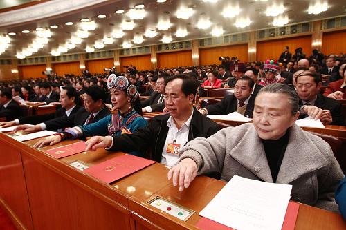 3月14日,第十一屆全國(guó)人民代表大會(huì)第三次會(huì)議在北京人民大會(huì)堂舉行閉幕會(huì)。這是全國(guó)人大代表在按表決器。新華社記者 劉衛(wèi)兵 攝