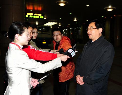 3月2日5時(shí)59分,來(lái)自河南省的全國(guó)人大代表乘坐K180次列車(chē)抵達(dá)北京西客站,成為首批抵京參加十一屆全國(guó)人大三次會(huì)議的京外代表。這是化有勛代表接受采訪。新華社記者 張鐸 攝