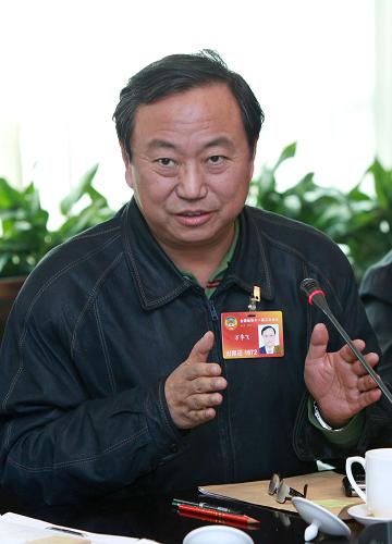 全國政協(xié)委員萬季飛說,上海世博會期間將舉辦一系列國際文化和經(jīng)貿(mào)交流活動,在全球金融危機和災害頻繁的背景下,上海世博會是傳播友誼的重要平臺。新華社記者 龐興雷 攝