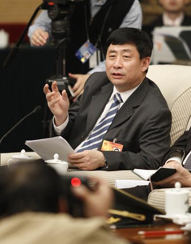 來自上海的全國人大代表洪浩建議,政府應該抓住世博機遇,放大世博效應,并以世博為平臺,推進公共外交。在國內(nèi),大力推廣運用園區(qū)科技成果,并可組織學生參觀園區(qū),發(fā)揮世博的社會教育功能。新華社記者 丁林 攝