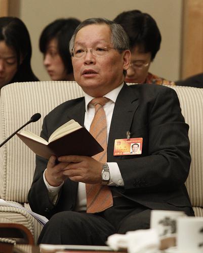 來自上海的全國人大代表王戰(zhàn)說,應該抓住世博會的重大戰(zhàn)略機遇,進一步深化浦東改革開放,拓展浦東的示范帶頭作用,提升浦東的核心功能作用。新華社記者 丁林 攝