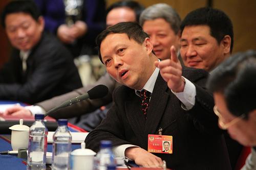 全國政協(xié)委員金建華說,目前上海世博會在交通運輸、安全、接待等方面的硬件設(shè)施已經(jīng)準備好,但是在服務意識等軟件方面還有提高余地。新華社記者 邢廣利 攝