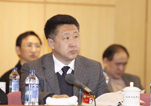 全國政協(xié)委員馬立群說,北京奧運會讓世界了解了中國,上海世博會可以讓中國更多地了解世界,學習借鑒國外的城市建筑文化,提高我國城市建筑設(shè)計的水平。中國的建筑設(shè)計師和建筑類師生有機會應該去上海,仔細研究世博場館的設(shè)計風格和先進技術(shù)。新華社記者 丁林 攝