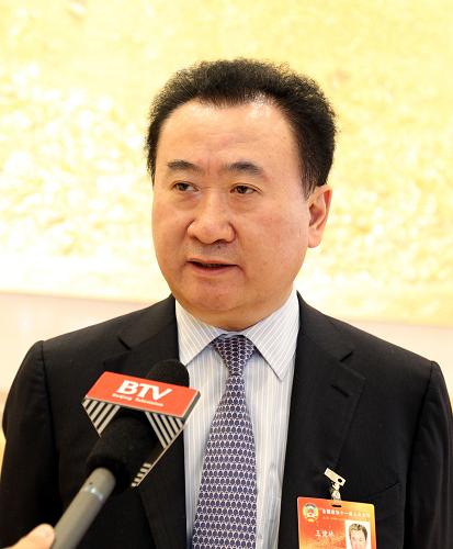 全國政協(xié)委員王健林說,舉辦世博會給中國帶來的不僅僅是旅游和經(jīng)濟效益,更多的是讓世界了解中國的綜合實力,展現(xiàn)出一個負責任大國的綜合國力。新華社記者丁林 攝