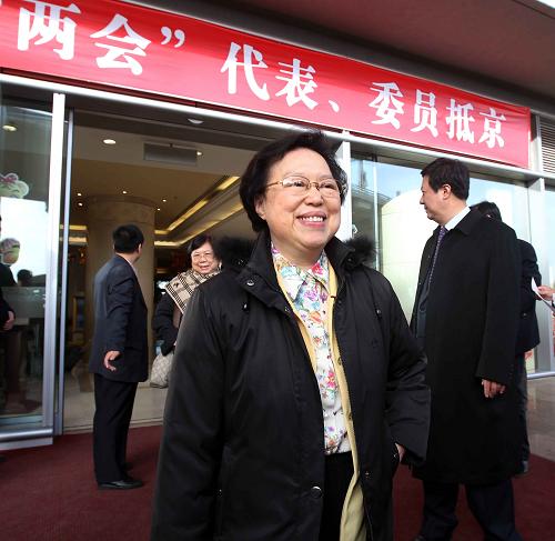 3月2日,來自香港出席十一屆全國人大三次會(huì)議的全國人大代表抵達(dá)北京首都國際機(jī)場。新華社記者劉衛(wèi)兵攝