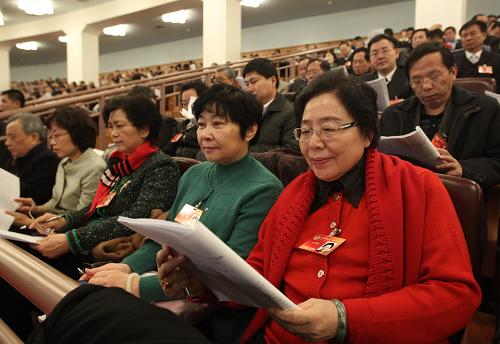 3月8日,十一屆全國人大三次會(huì)議在北京人民大會(huì)堂舉行第二次全體會(huì)議,聽取全國人大常委會(huì)副委員長王兆國關(guān)于中華人民共和國全國人民代表大會(huì)和地方各級(jí)人民代表大會(huì)選舉法修正案草案的說明。這是全國政協(xié)委員列席會(huì)議。