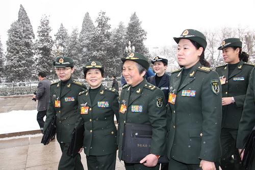 3月8日是國際勞動(dòng)?jì)D女節(jié),一場(chǎng)春雪降臨京城,女代表們冒雪前往北京人民大會(huì)堂,參加十一屆全國人大三次會(huì)議第二次全體會(huì)議,在工作中度過自己的節(jié)日。新華社記者 王建民 攝
